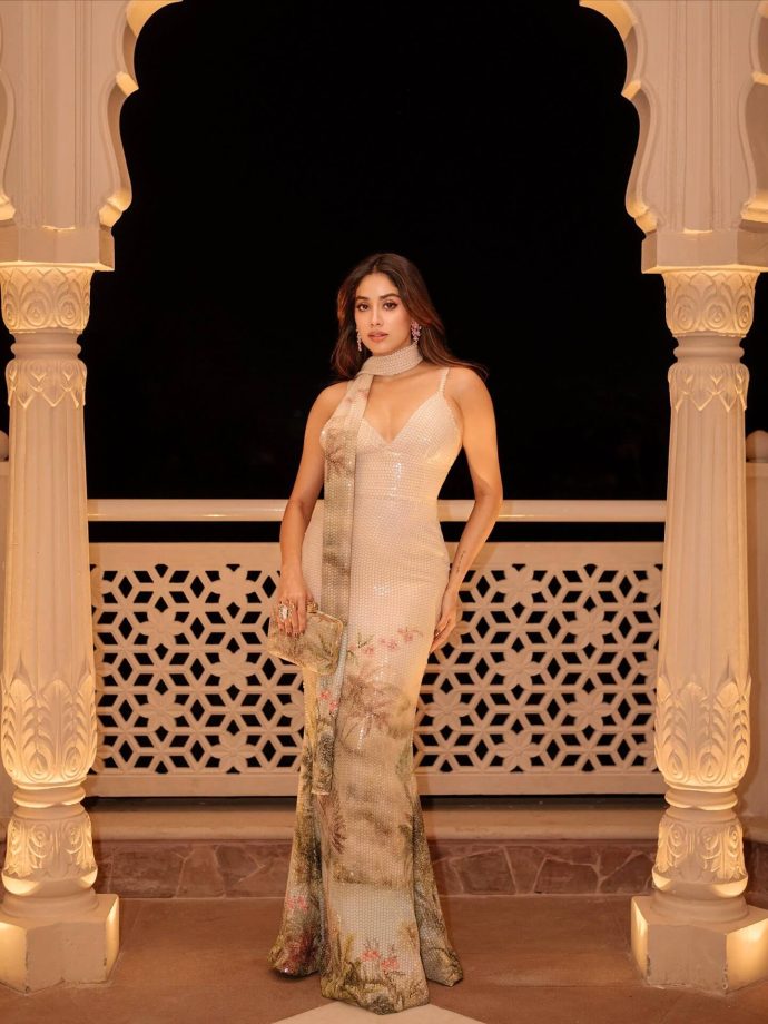 Janhvi Kapoor Radiates Royal Elegance in a Serene Evening Look 977079