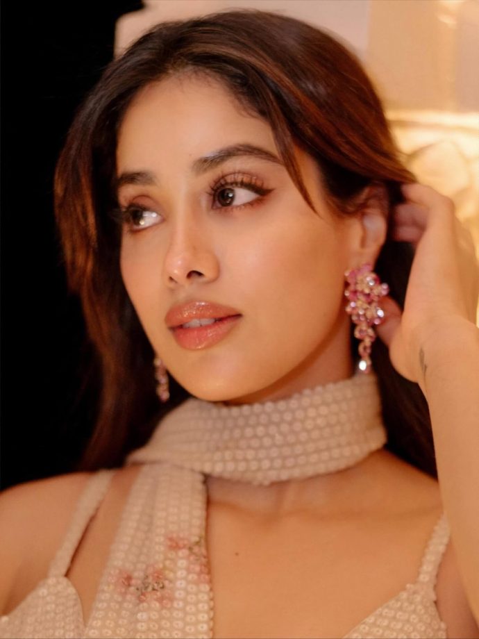 Janhvi Kapoor Radiates Royal Elegance in a Serene Evening Look 977080