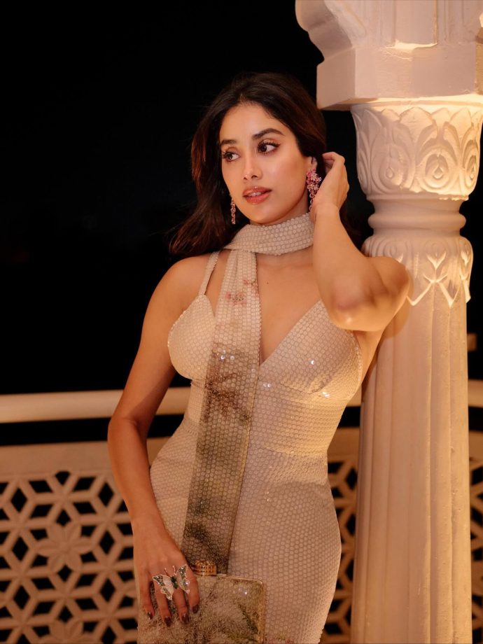 Janhvi Kapoor Radiates Royal Elegance in a Serene Evening Look 977081