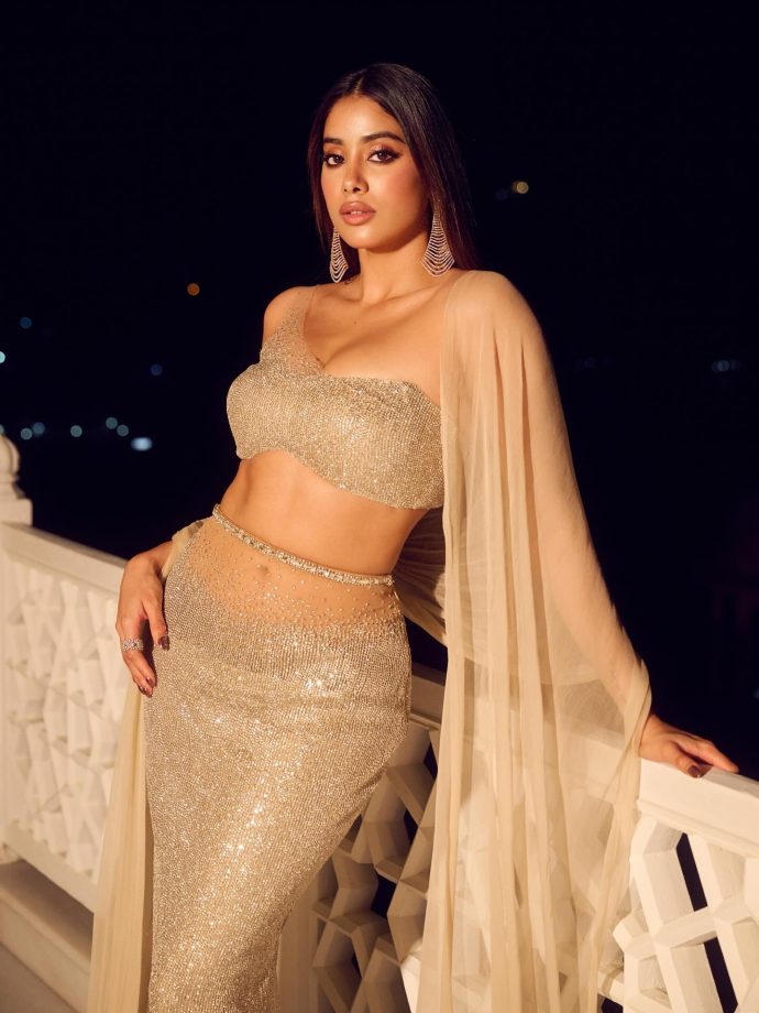 Janhvi Kapoor’s Dazzling Evening Look Shines Bright 976225