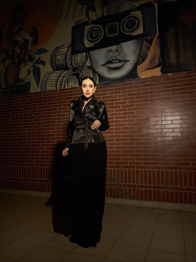 Karisma Kapoor’s All-Black Glamour Redefines Chic 976275