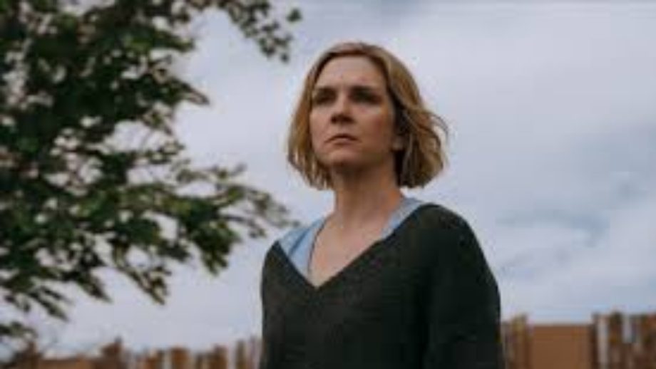 Pluribus Review: An Apocalypse In Yellow 975578