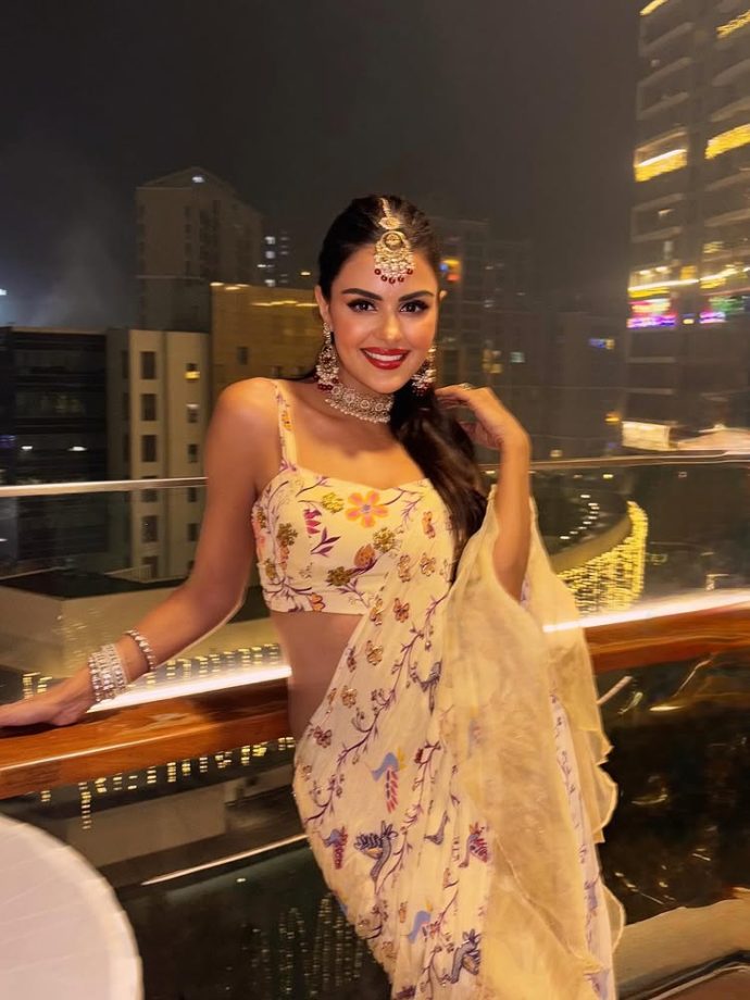 Priyanka Chahar Choudhary Glows in a Floral Saree Under the City Lights 975449