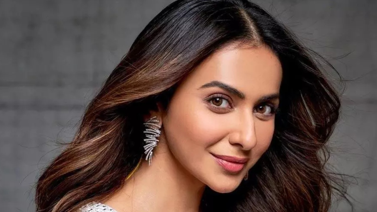 Rakul Preet Singh’s ‘Pure Presence’ Award Ignites Online Debate on Authentic Beauty in Bollywood 974980