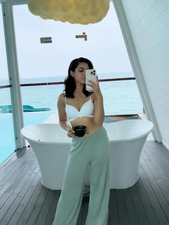 Reem Shaikh Slays Vacation Vibes In Bold Crop Top & Loose Bottoms – See Photos 976715