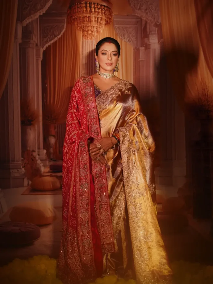 Anupamaa Actress Rupali Ganguly Embraces Grace In Metallic Gold Saree - See Pics 979765