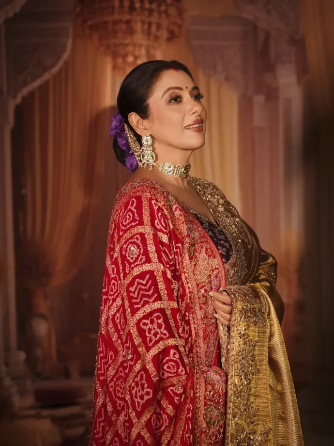 Anupamaa Actress Rupali Ganguly Embraces Grace In Metallic Gold Saree - See Pics 979766