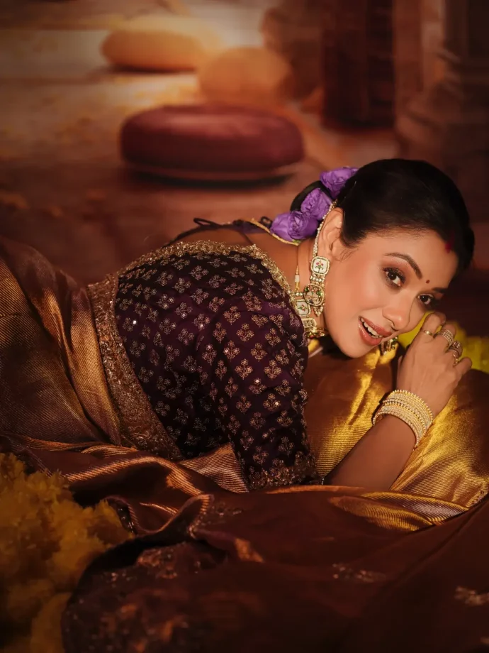 Anupamaa Actress Rupali Ganguly Embraces Grace In Metallic Gold Saree - See Pics 979758