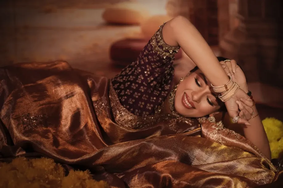 Anupamaa Actress Rupali Ganguly Embraces Grace In Metallic Gold Saree - See Pics 979759