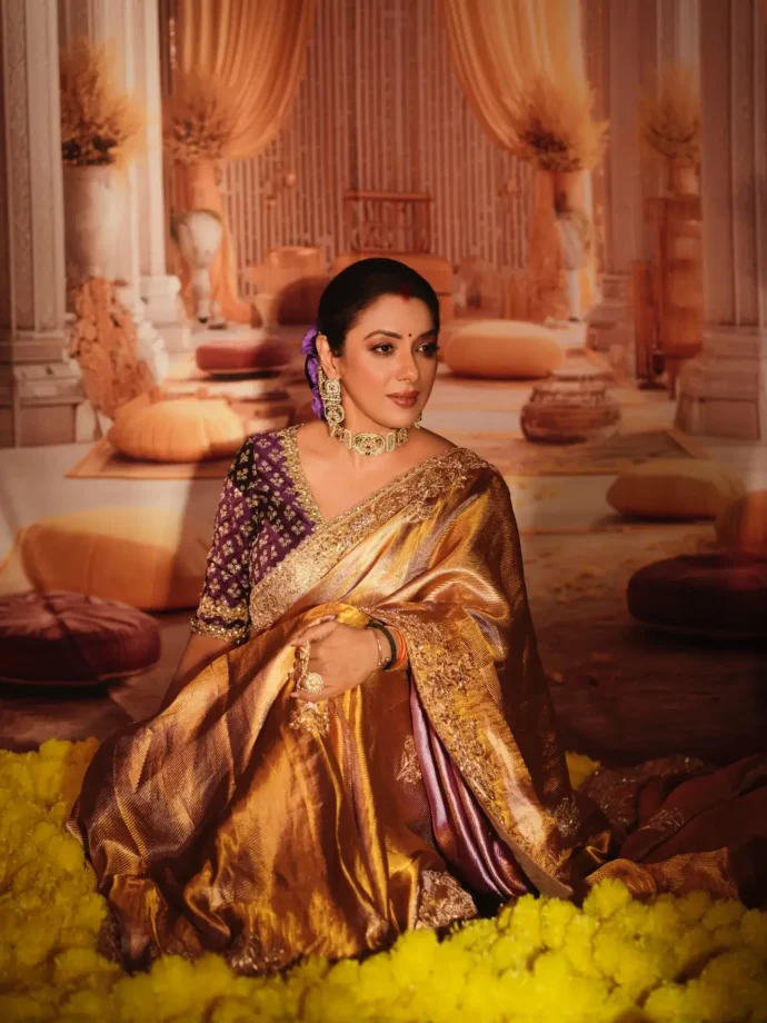 Anupamaa Actress Rupali Ganguly Embraces Grace In Metallic Gold Saree - See Pics 979761