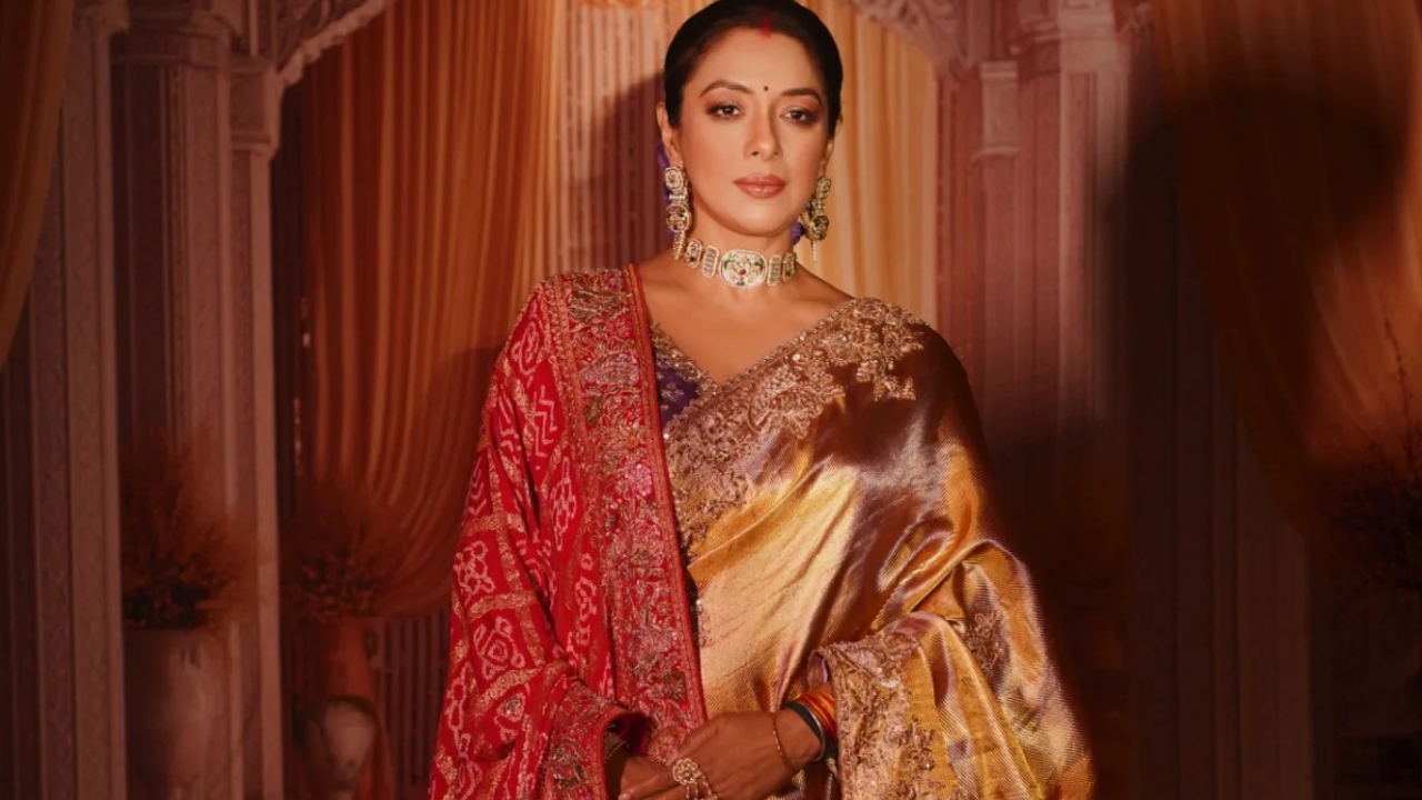 Anupamaa Actress Rupali Ganguly Embraces Grace In Metallic Gold Saree - See Pics 979756