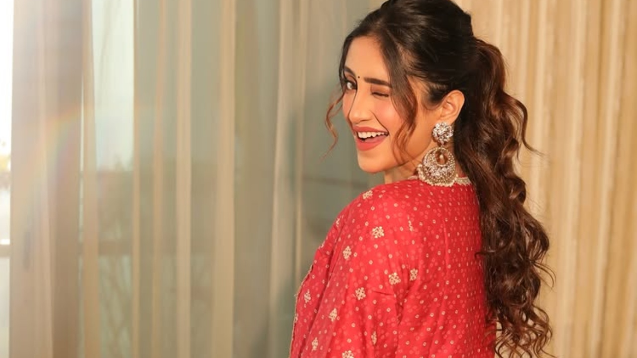 Shivangi Joshi’s Timeless Take on Noir Glamour