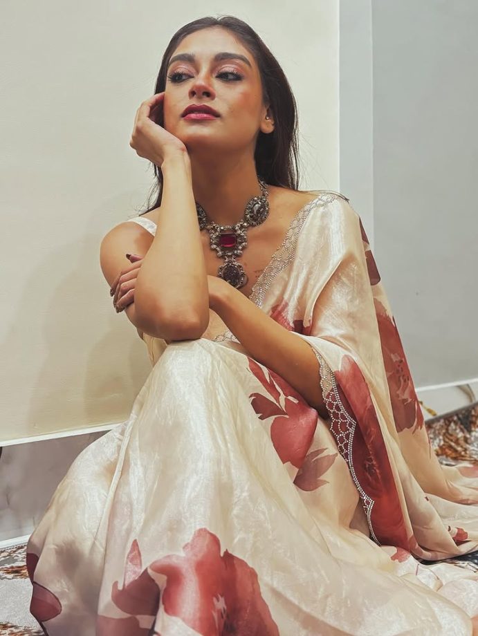 Bibriti Chatterjee Serves Understated Glamour in a Soft, Dreamy Saree Look 979566