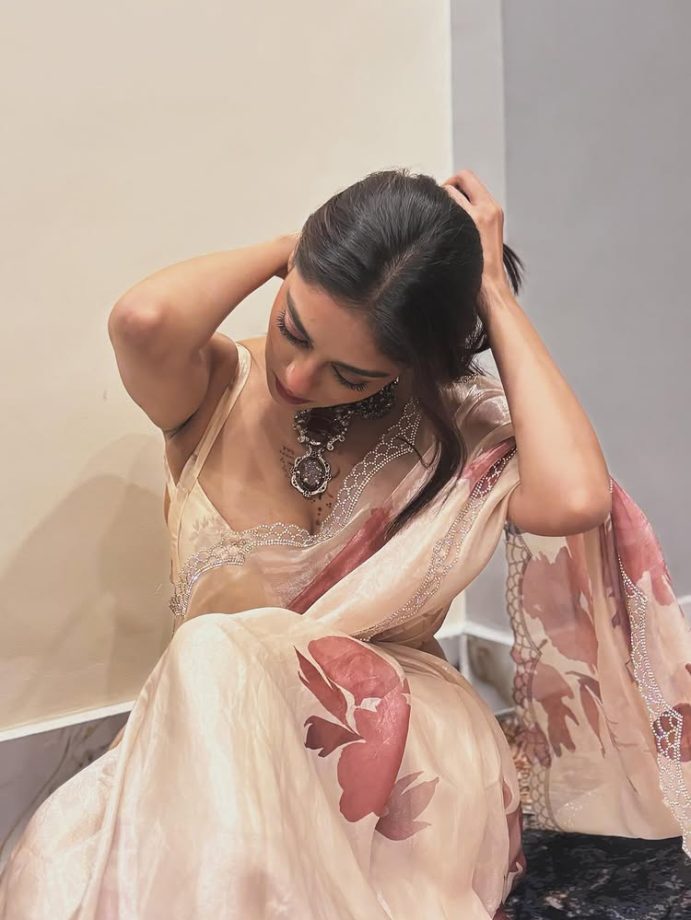 Bibriti Chatterjee Serves Understated Glamour in a Soft, Dreamy Saree Look 979567
