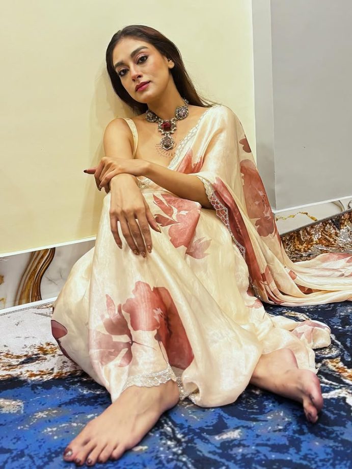 Bibriti Chatterjee Serves Understated Glamour in a Soft, Dreamy Saree Look 979565