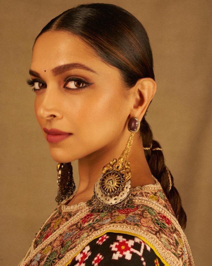 Deepika Padukone Glows in Handwoven Beauty 978834