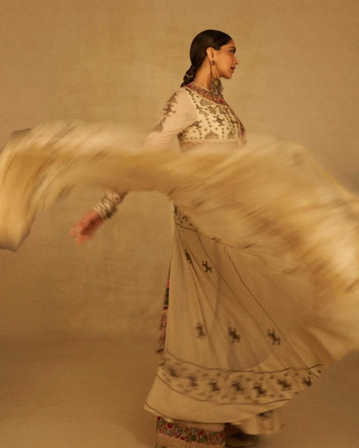Deepika Padukone Glows in Handwoven Beauty 978827