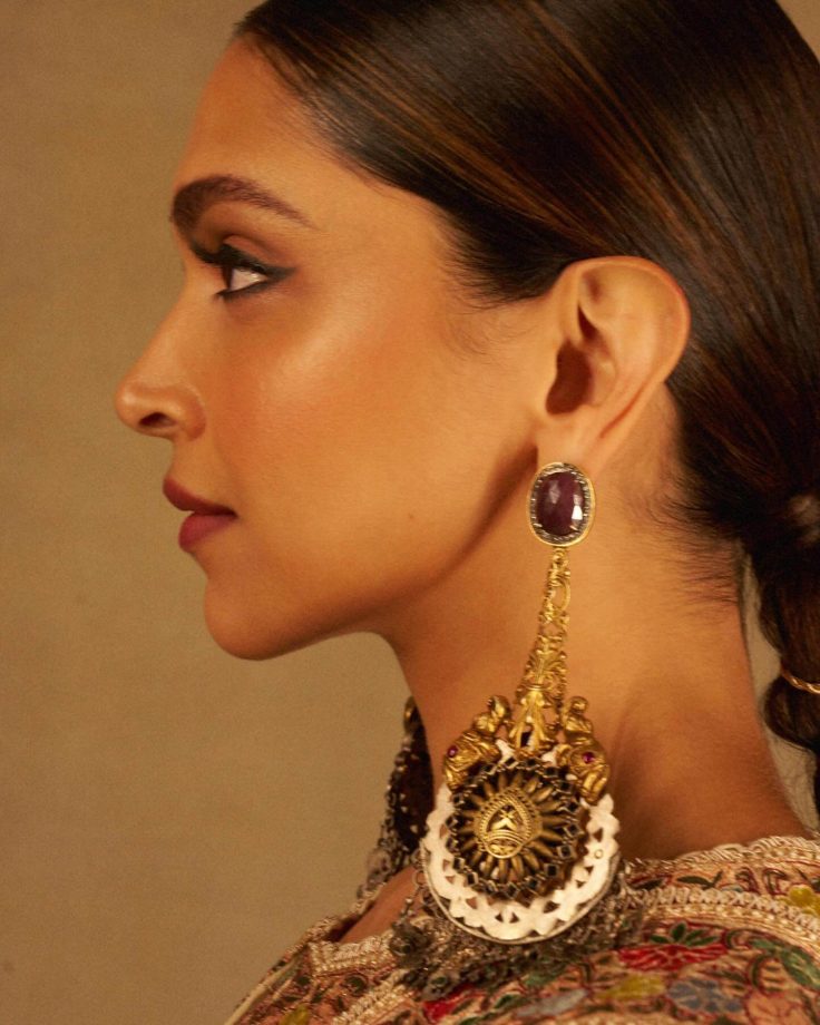 Deepika Padukone Glows in Handwoven Beauty 978830