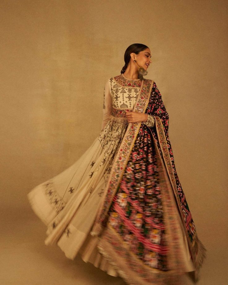 Deepika Padukone Glows in Handwoven Beauty 978833