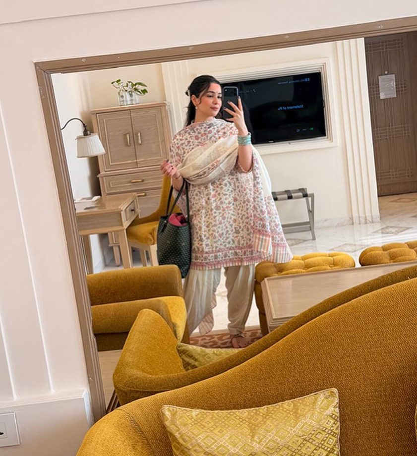 Inside Sara Tendulkar's 36 Hours In Varanasi: Enjoying Chaat To Beautiful Places 978744