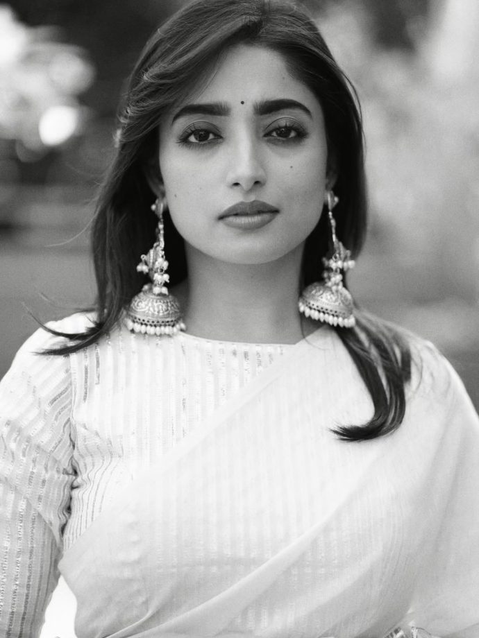 Ishaa Saha Brings Classic Style to Life 978890