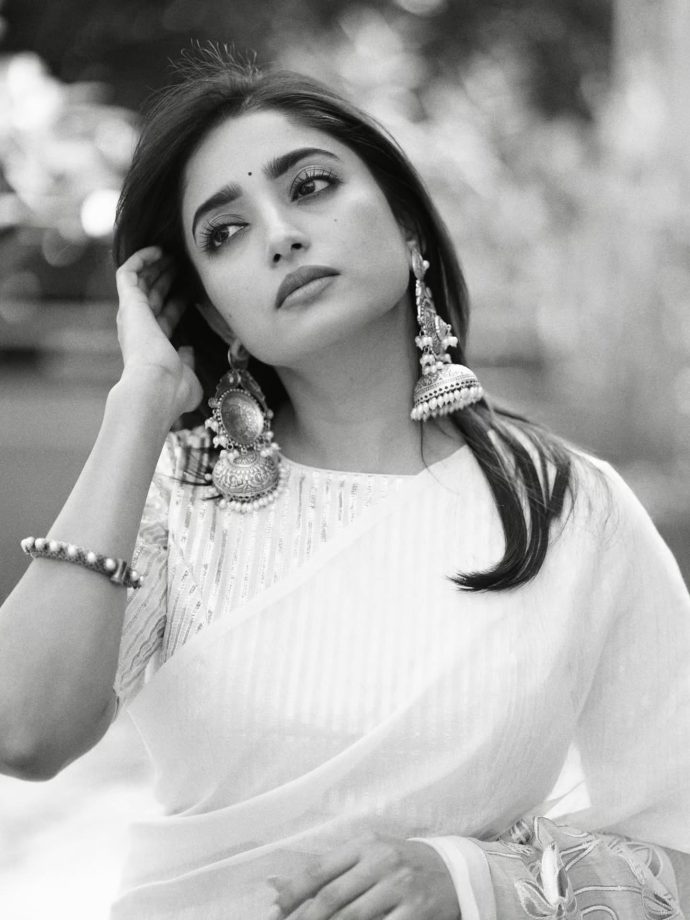 Ishaa Saha Brings Classic Style to Life 978892