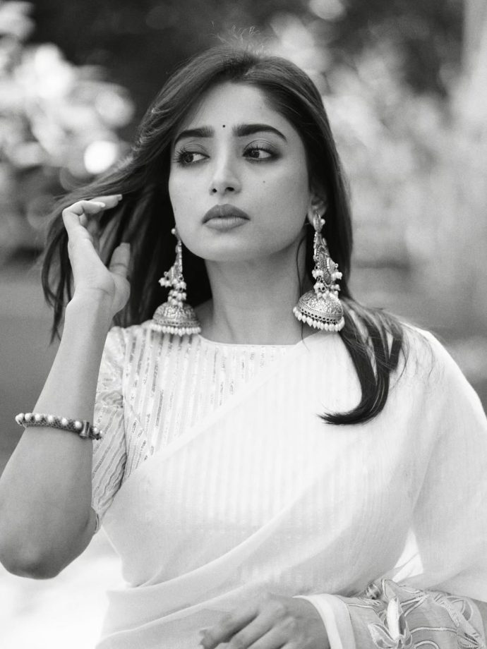 Ishaa Saha Brings Classic Style to Life 978887