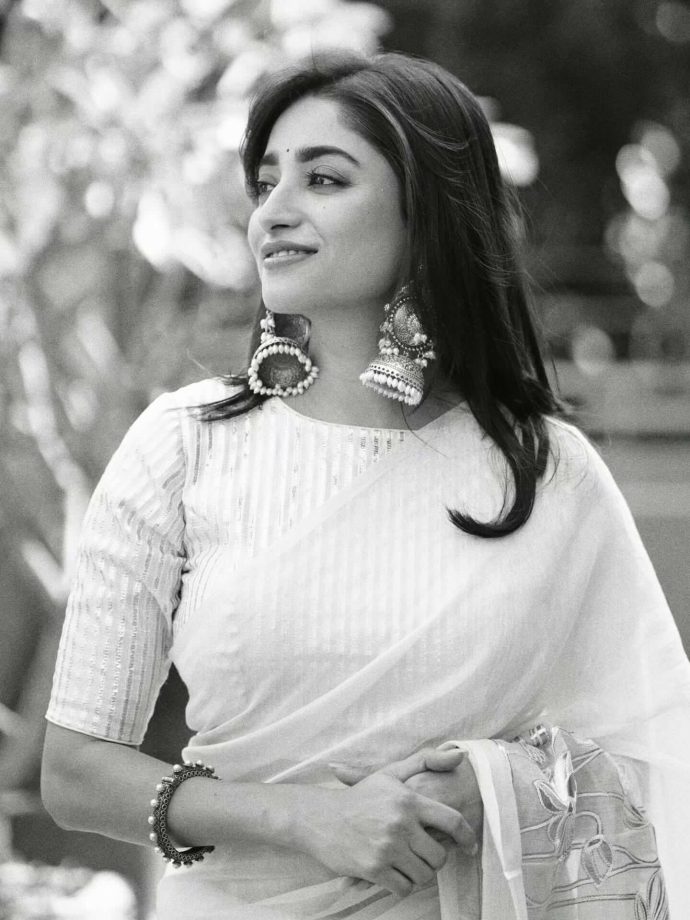 Ishaa Saha Brings Classic Style to Life 978893