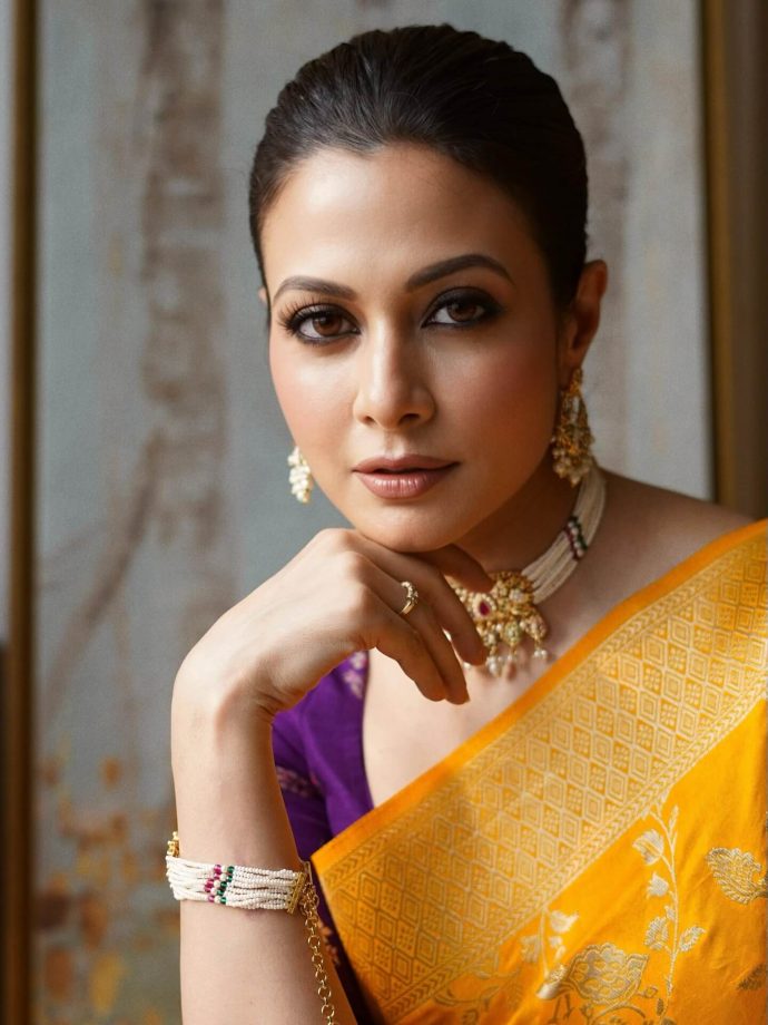 Koel Mallick Paints a Picture of Grace in Timeless Silk Elegance 978849
