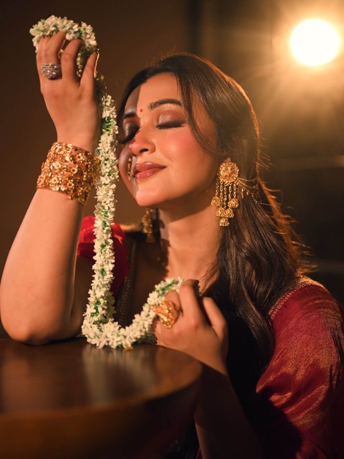 Koushani Mukherjee’s Elegant Traditional Look 980432