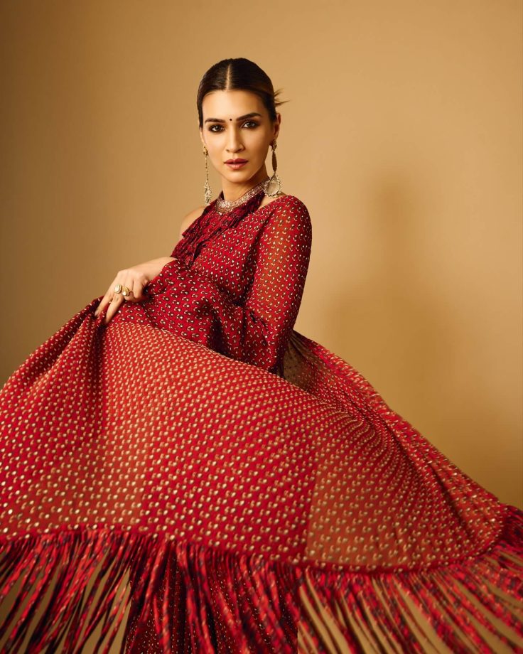 Kriti Sanon Turns Up the Heat in a Red Saree That Redefines Modern Grace 978794