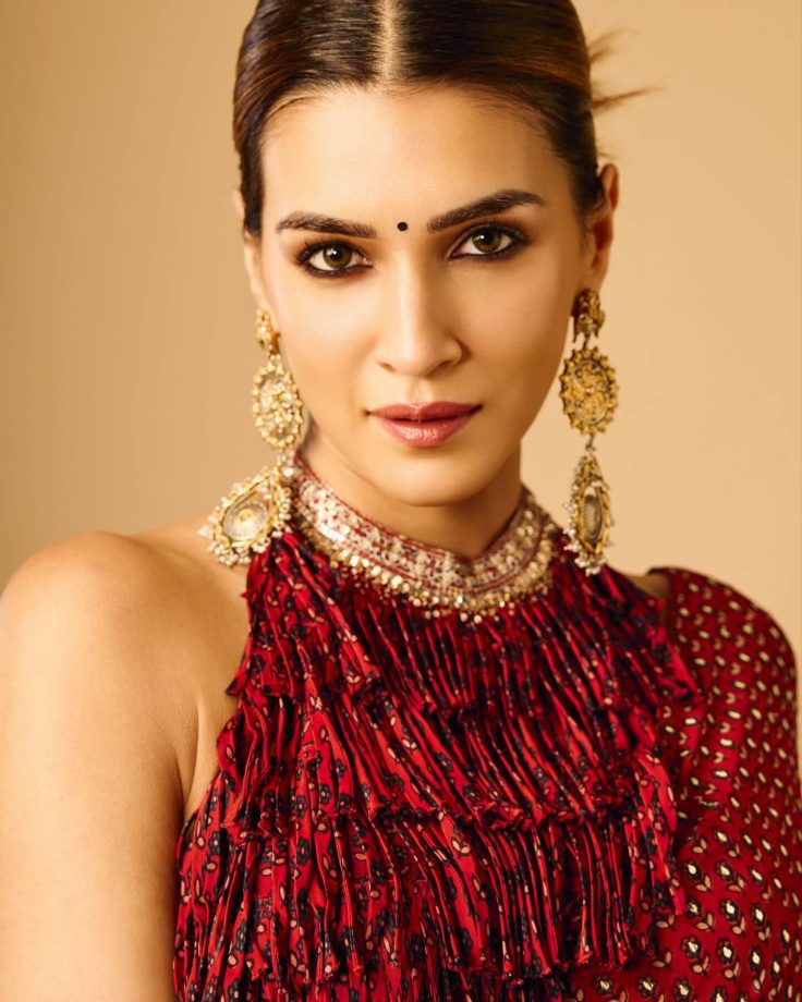 Kriti Sanon Turns Up the Heat in a Red Saree That Redefines Modern Grace 978795