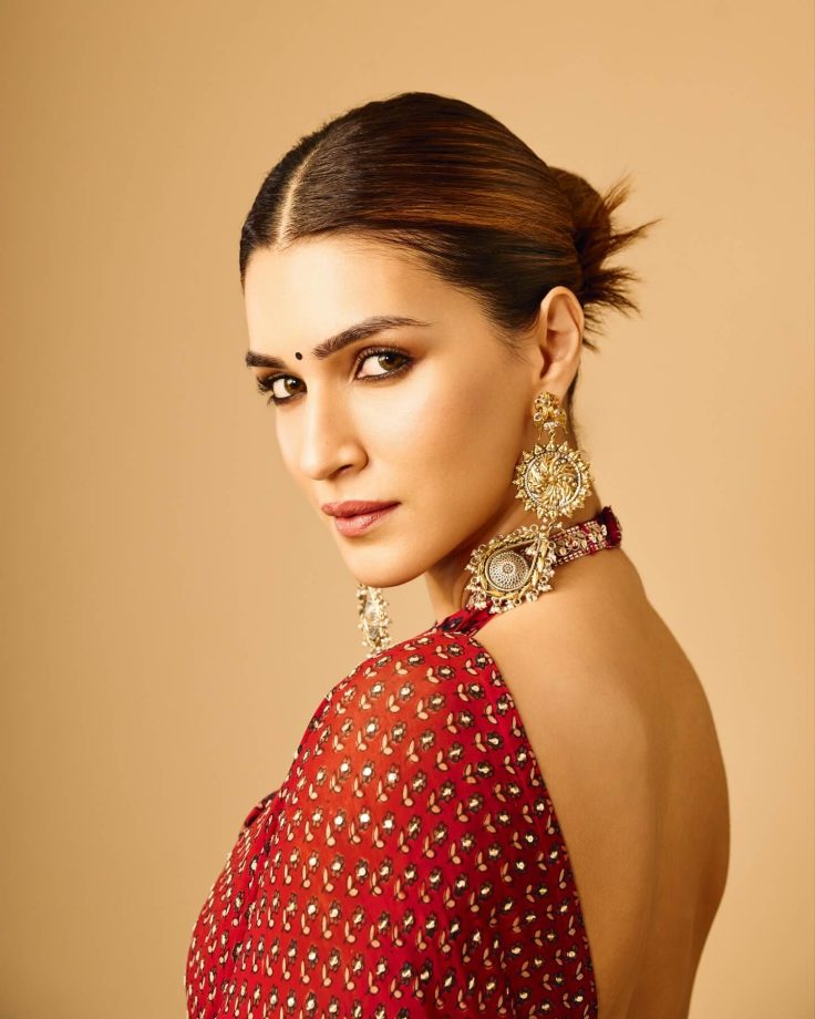 Kriti Sanon Turns Up the Heat in a Red Saree That Redefines Modern Grace 978798