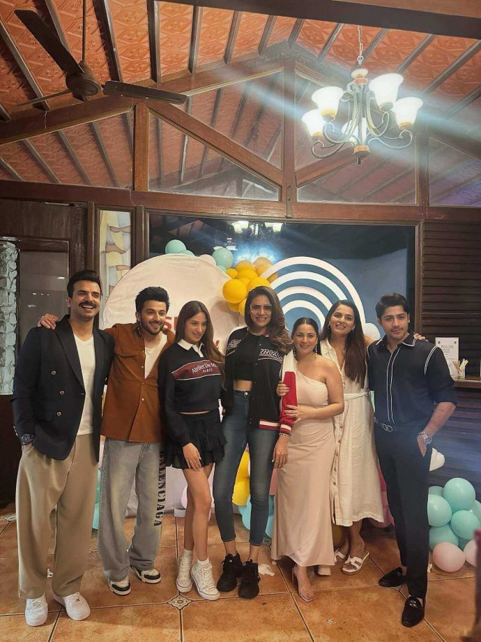 Kundali Bhagya OG Squad Reunites! Shraddha Arya, Dheeraj Dhoopar, Mahira Sharma & Anjum Fakih Spark Nostalgia 978214