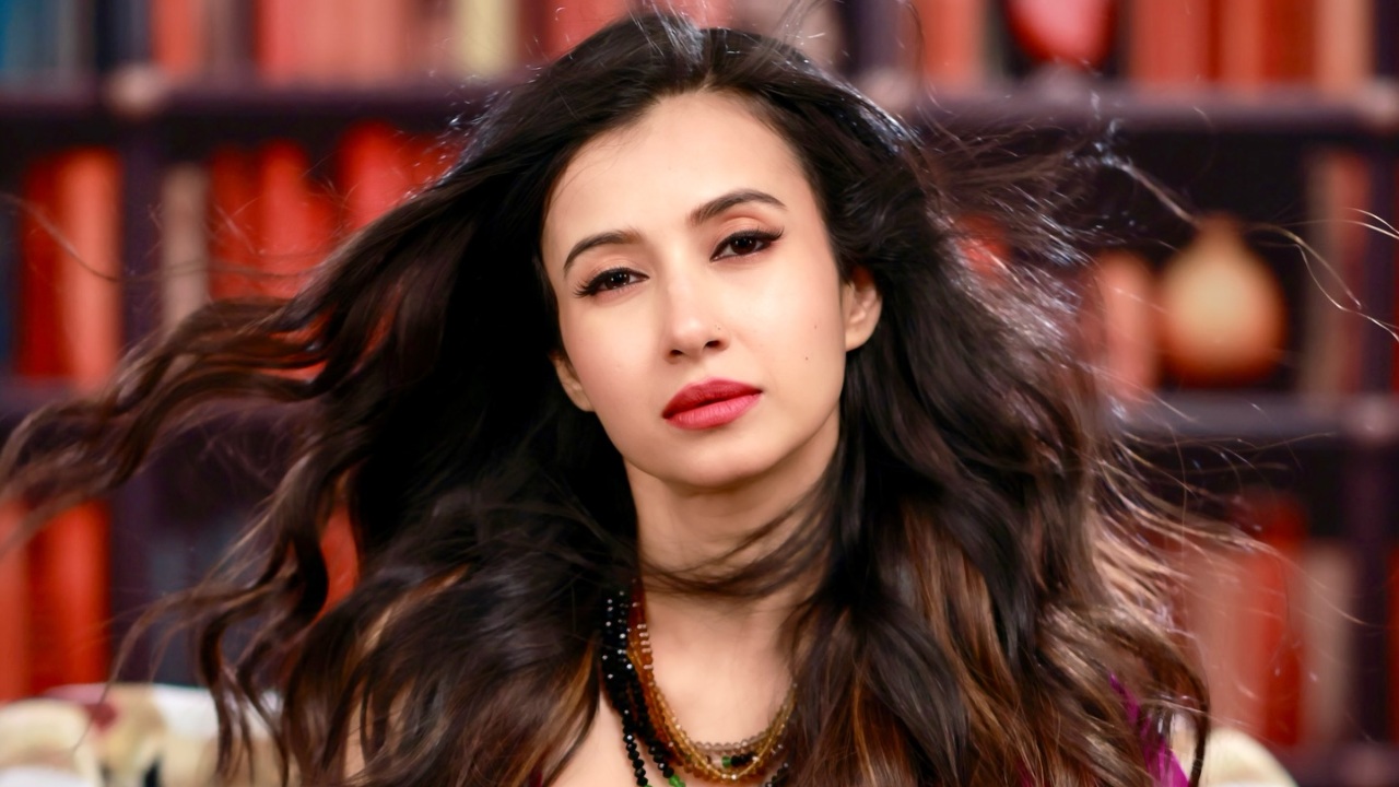 Monami Ghosh Steals the Spotlight in Vibrant Pink 978880