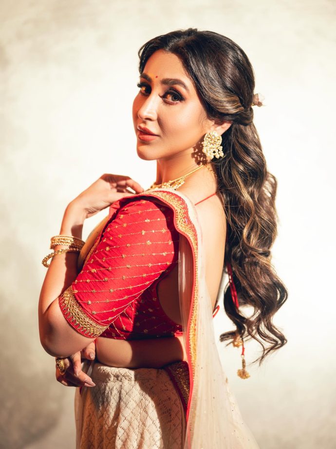 Oindrila Sen’s Classic Festive Saree Look 980452