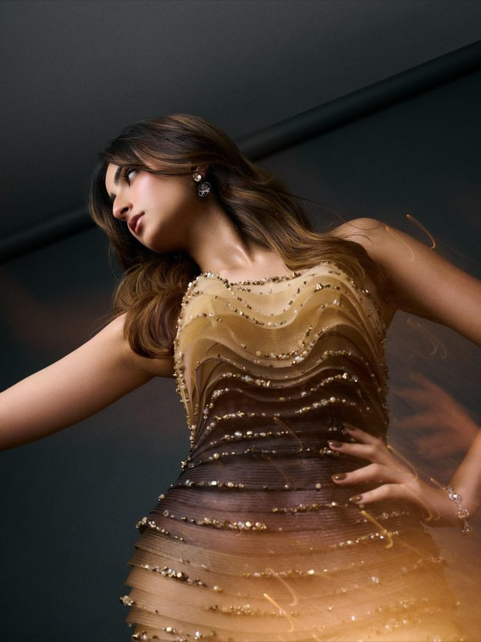 Palak Tiwari Stuns in a Dreamy Ombre Gown as She Poses in a Striking Red Setup 978803