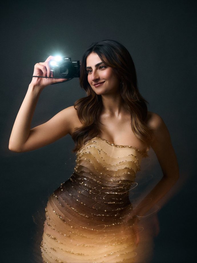 Palak Tiwari Stuns in a Dreamy Ombre Gown as She Poses in a Striking Red Setup 978805