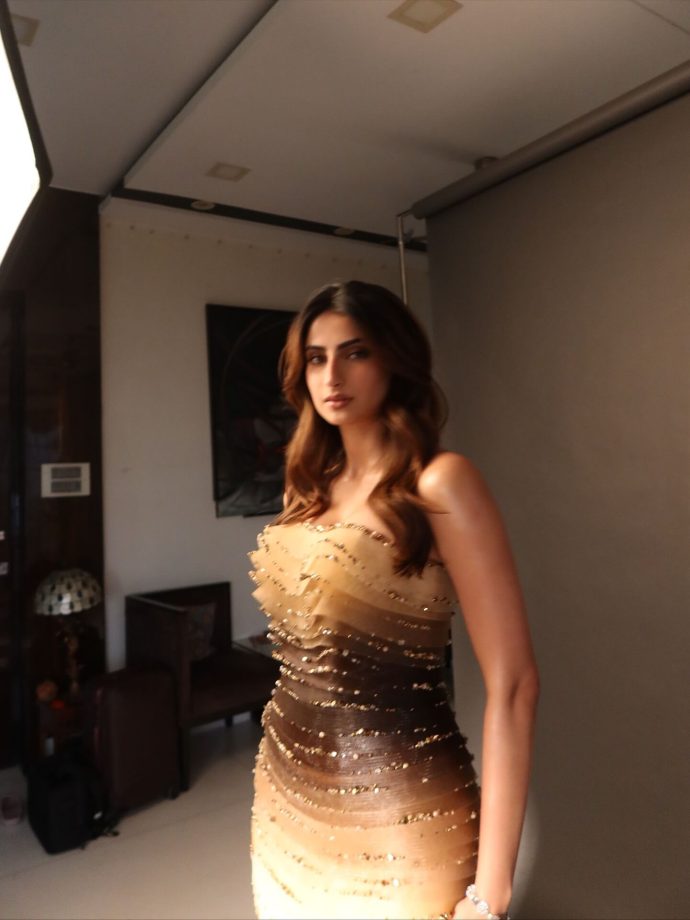 Palak Tiwari Stuns in a Dreamy Ombre Gown as She Poses in a Striking Red Setup 978807