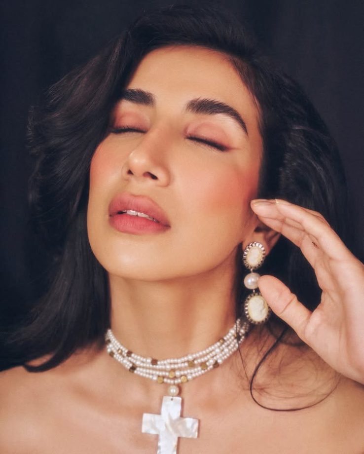 Parul Gulati Channels Timeless Grace With Old-Hollywood Glamour 981180