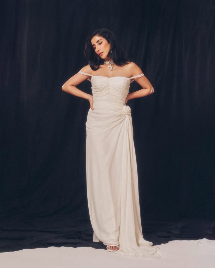 Parul Gulati Channels Timeless Grace With Old-Hollywood Glamour 981181