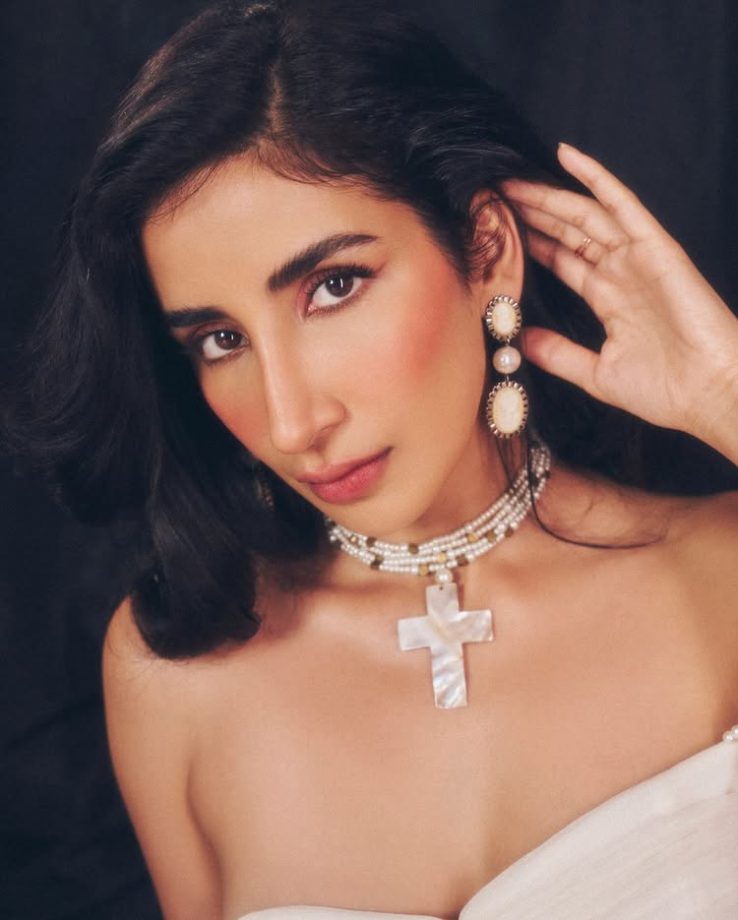 Parul Gulati Channels Timeless Grace With Old-Hollywood Glamour 981182