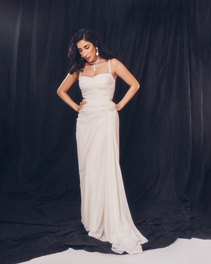 Parul Gulati Channels Timeless Grace With Old-Hollywood Glamour 981183
