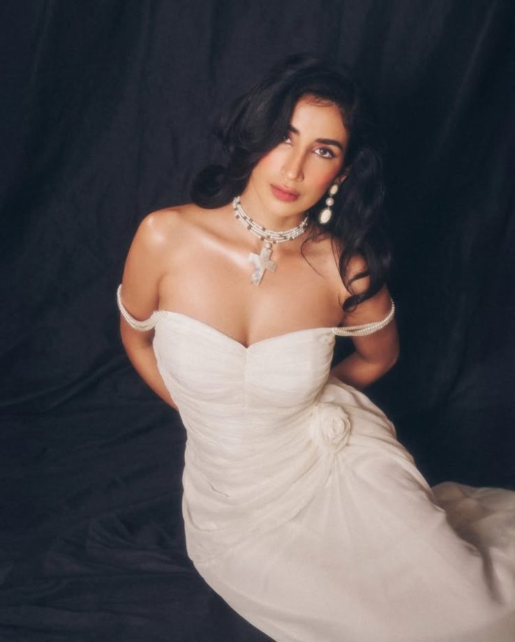 Parul Gulati Channels Timeless Grace With Old-Hollywood Glamour 981184