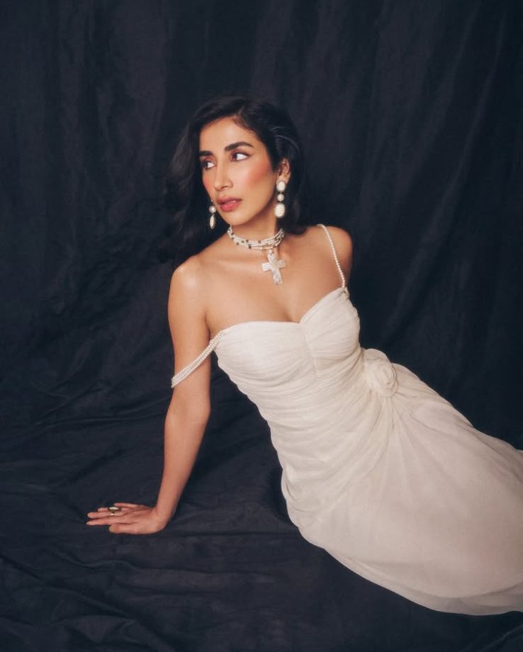 Parul Gulati Channels Timeless Grace With Old-Hollywood Glamour 981179