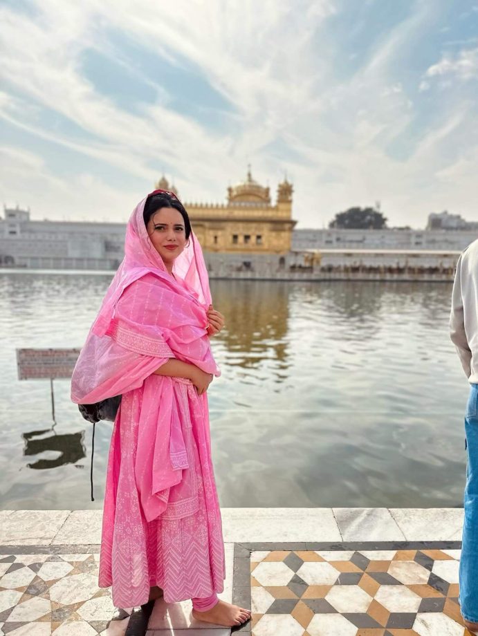 Pavitra Rishta Fame Shruti Kanwar Visits Golden Temple With Newborn & Husband, Calls It A Dream Come True 978582