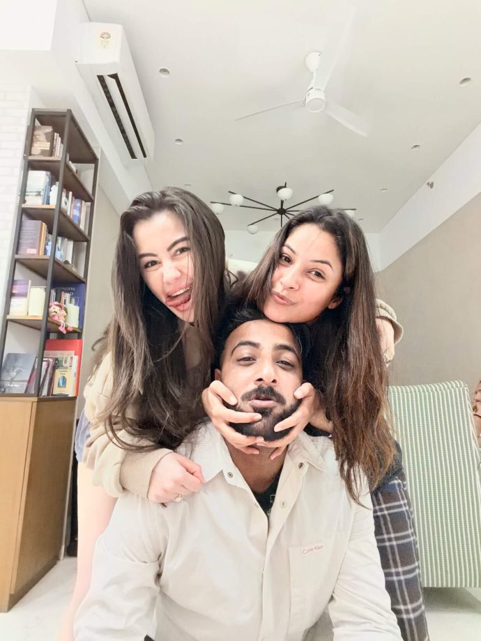 Shehbaz Reunites With Friends Neelam & Baseer Post-Eviction, Shehnaaz Hails Him A Winner 978191