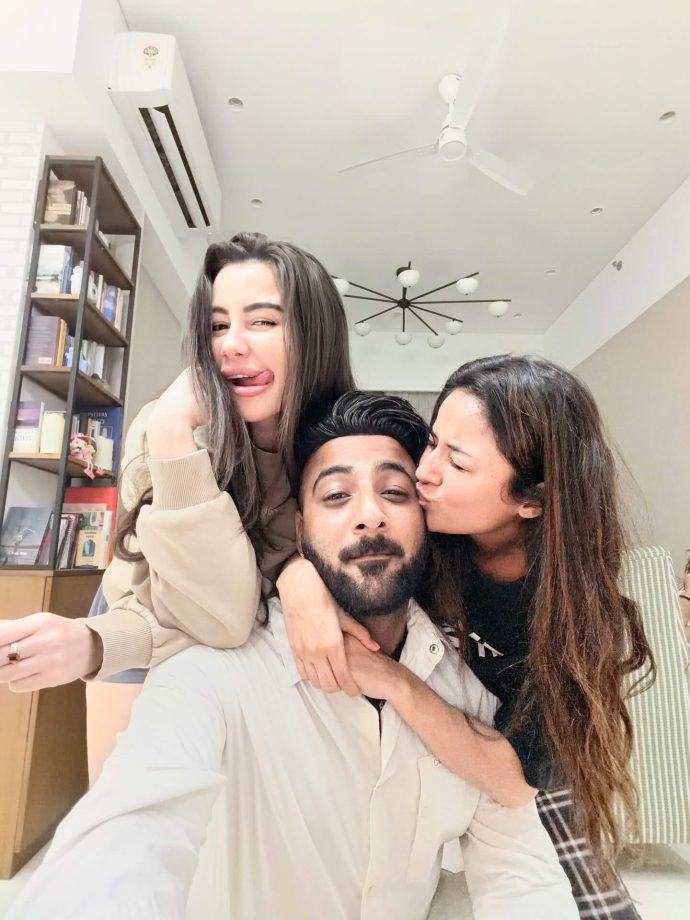 Shehbaz Reunites With Friends Neelam & Baseer Post-Eviction, Shehnaaz Hails Him A Winner 978192