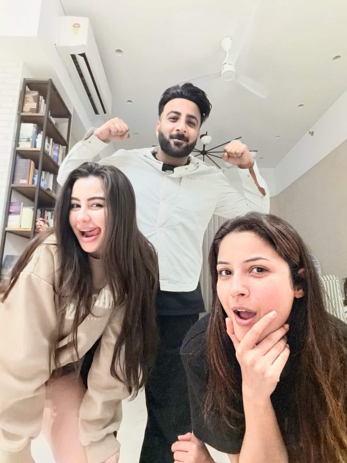 Shehbaz Reunites With Friends Neelam & Baseer Post-Eviction, Shehnaaz Hails Him A Winner 978193