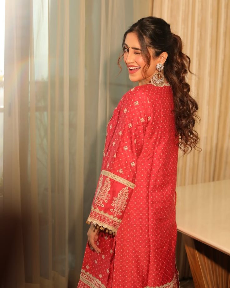 Shivangi Joshi’s Timeless Take on Noir Glamour 979630